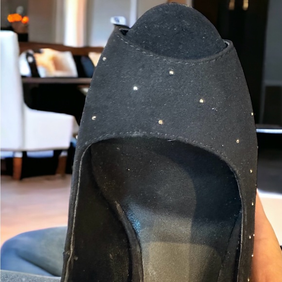 Aldo black heels with gold trim and sparkly embellishments - Picture 2 of 11